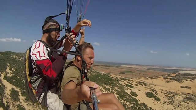 Ирокез во время полета на параплане!!! Первая в мире стрижка в воздухе! смотреть онлайн