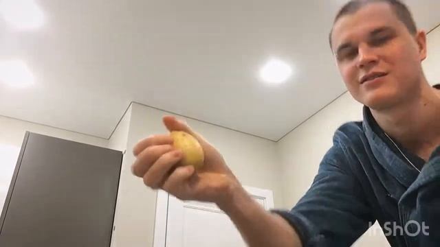 Картошка. Разлом картошки рукой. Раздавил картошку рукой. Хват в деле. Картошку пополам. Crash