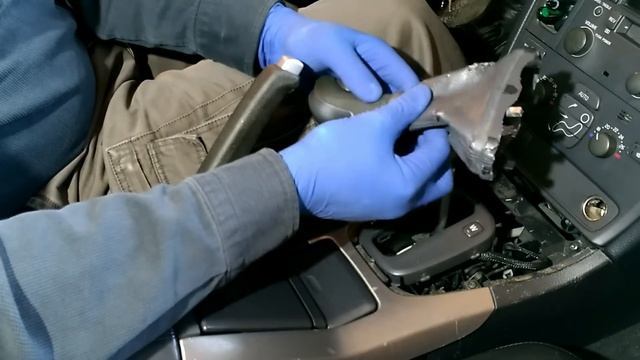 Вольво S60, S80. Снятие чехла ручки АКПП, ручника.