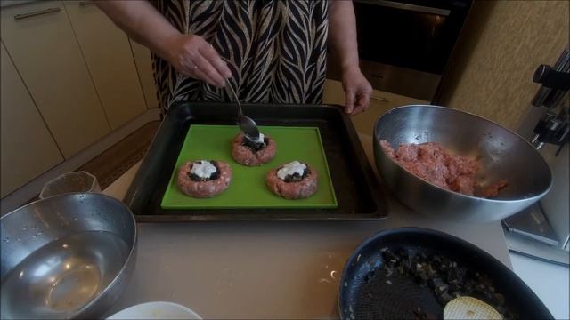 Цыклопчики из фарша с грибами смотреть онлайн