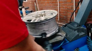 Воздух травит на колесе по диску. Чистим диск и используем синюю крем-пасту