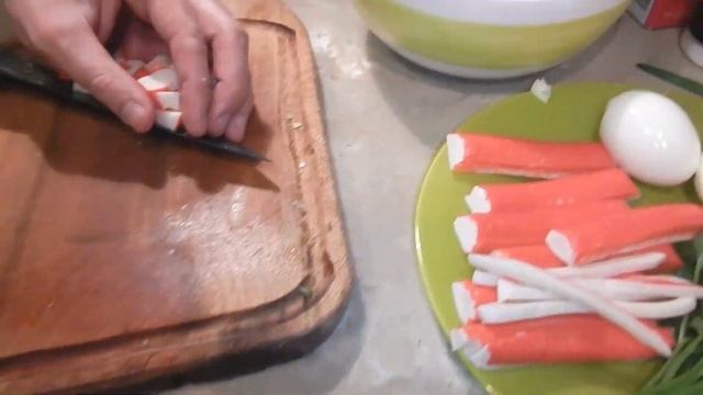 Салат с крабовыми палочками и пекинской капустой. Как приготовить? смотреть онлайн