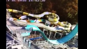 В Ялте грузовик "МАЗ" упал со скалы на аквапарк