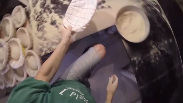 Выпечка хлеба в русской печи. От формовки до фасовки. Долго, нудно, но оно того стоит! смотреть онлайн