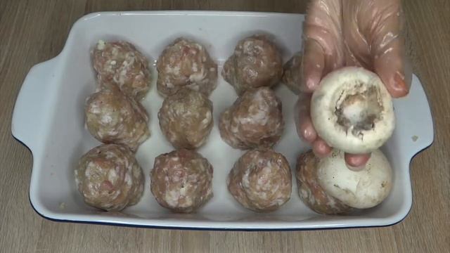 Грибная поляна, и вкусно, и красиво. Мясные котлеты с сыром и грибами.