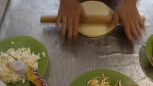 Пицца на дрожжевом тесте с сочной копченой говядиной помидорами и сыром.mp4