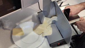 Нарезка сыра слайсером Viatto