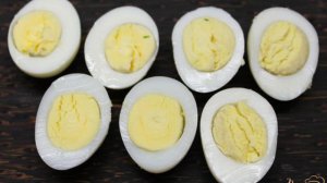 Закуска с лососем и перепелиными яйцами