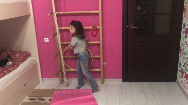 КРУТОЕ ВИДЕО!! НЕОБЫЧНЫЙ ШПАГАТ. И КРУТИМ ОБРУЧ НА РУКЕ. смотреть онлайн