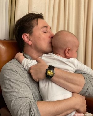 Сергей Безруков с малышом на руках поздравил всех с пасхой