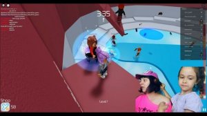 ДОЧКА УЧИТ МАМУ ПАРКУРИТЬ В ROBLOX!
