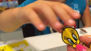 Ремонтируем новые штаны. Клеим заплатку-наклейку Tweety от Crelando®. Säilytyspaikkasetti