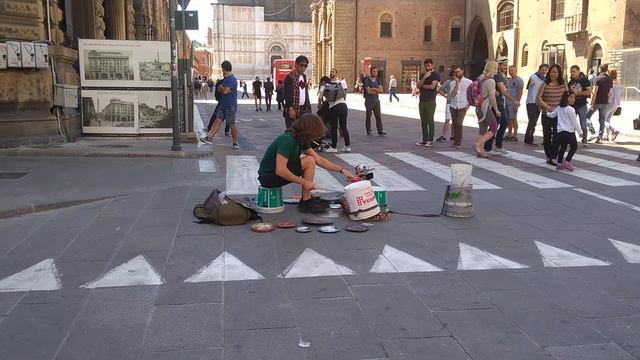 Драмсы парню не нужны, подойдет любой предмет. Музыка улиц. Болонья. смотреть онлайн
