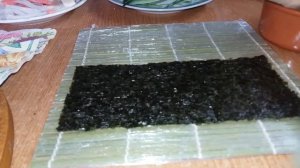 КАК ПРАВИЛЬНО ВАРИТЬ ОБЫЧНЫЙ РИС ДЛЯ СУШИ РОЛЛОВ И КАК ЗАВОРАЧИВАТЬ ОТКРЫТЫЙ РОЛЛ!!!