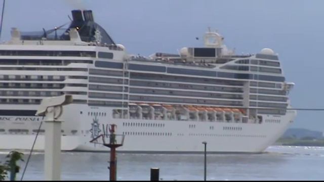 MSC POESIA in Schulau von Hamburg nach Kiel.mpg смотреть онлайн