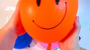 Воздушные шарики с водой Учим цвета для детей Развивающее видео Песня Семья пальчиков Лопаем шарики