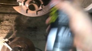 Замена тормозных дисков с колодками на Mazda3 и как вдавить поршень суппорта