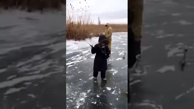 Зимняя рыбалка в Астрахани по первому льду.