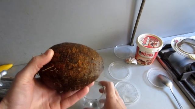 Как вскрыть кокос с помощью ножа смотреть онлайн
