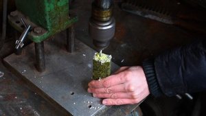 Из ёлочных иголок сделал рукоятку ножа / making a knife handle from Christmas tree needles