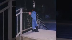 Люби меня как роза воду,А я тебя как вор свободу.