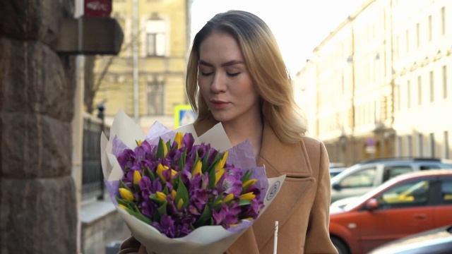 Букет из 21 желтого тюльпана и 14 фиолетовых альстромерий смотреть онлайн