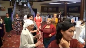 Белые розы в казахском свадьбе