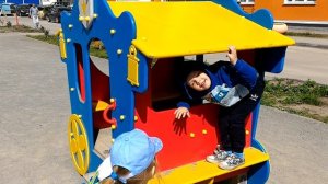 Дети гуляют на детской площадке виктора уса