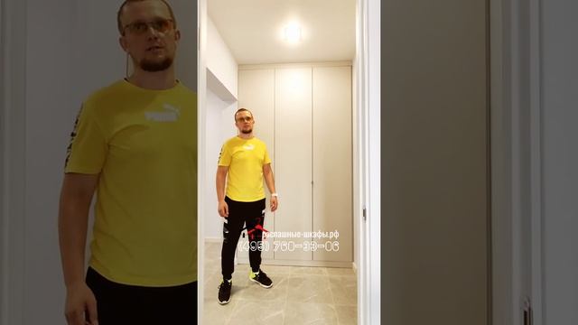 Встроенный шкаф с распашными дверями, в нише рядом с туалетом и с ванной. Шкафчик сделали на заказ.