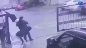 Мужик повис на воротах. Смех до слез!