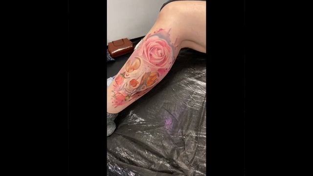 Татуировка роза и череп животного, в цвете, на голени смотреть онлайн