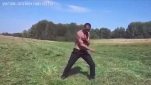ПЬЯНЫЙ МУЖИК ТАНЦУЕТ В ПОЛЕ! !!!!