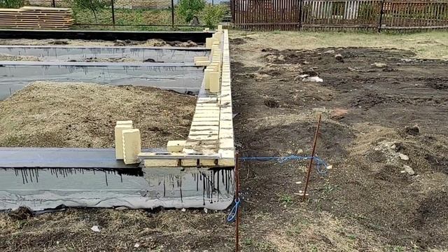 КИРПИЧНАЯ КЛАДКА СВОИМИ РУКАМИ ПОД ДОМ ИЗ ГАЗОБЕТОНА 12 НА 12. КЛАДКА ЦОКОЛЯ НУЛЯ ТОП КАМЕНЩИК 100