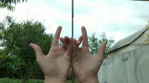 Как сделать лягушку из рук?