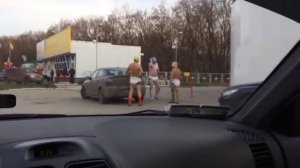 На уфимской заправке заметили трех мужчин в подгузниках и чепчиках