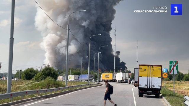 В Подмосковье горит склад интернет-магазина Ozon