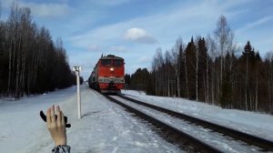 Тепловоз 2ТЭ10М-К-2777 с товарным составом из крытых вагонов