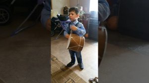 Мальчик играет на барабане