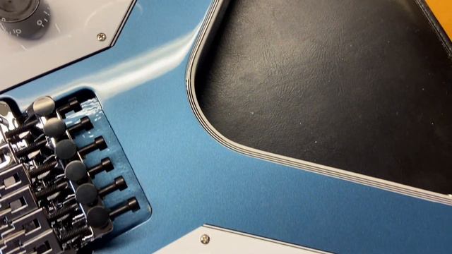 2023 Gibson Custom Shop Richie Faulkner Flying V Pelham Blue смотреть онлайн