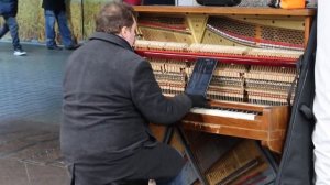 Man playing the piano, people in shock / Уличный музыкант круто играет на пианино / Кончится лето /