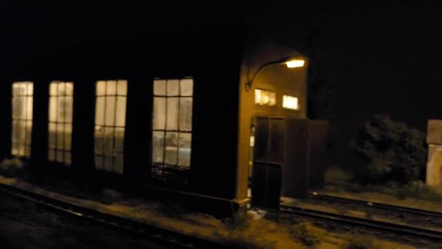 Ночная атмосфера узкоколейной станции. Макет узкоколейки в масштабе H0e (1:87)