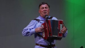 Спустилась ночь над засыпающими клёнами