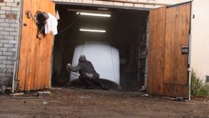 Покраска капота в серебро без яблочности дешевым пистолетом в гараже восстановление audi 100 ч. 3
