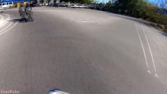 НЕНОРМАЛЬНАЯ езда по городу на заднем колесе // ДЕВОЧКА офигела от такой езды на мотоцикле смотреть онлайн