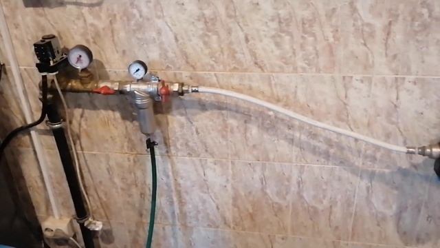 Сюжет посвящен работе по монтажу оборудования для очистки воды смотреть онлайн