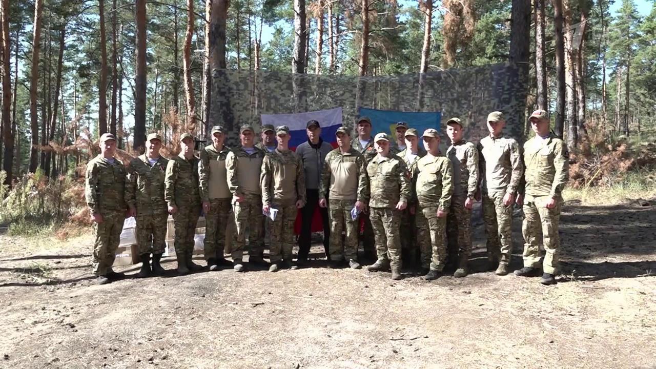 Ордена и медали вручили бойцам ВДВ, которые выполняют задачи в Луганской республике