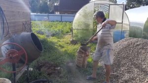 Заливка опалубки бетоном для слива воды из бани