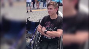 Болельщик из США подарил российскому фанату инвалидное кресло за $10 тысяч