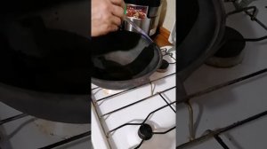 Обжиг чугунного казана,котелка на газовой плете в домашних условиях!