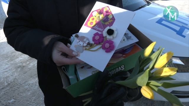 Накануне 8 марта мужчины прямо на улице дарили женщинам цветы